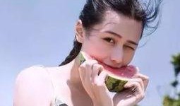 女生网红吃瓜图片真实,揭秘女生网红吃瓜背后的真实故事”