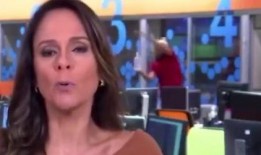 新闻爆料美女追男生视频,浪漫校园恋情曝光！